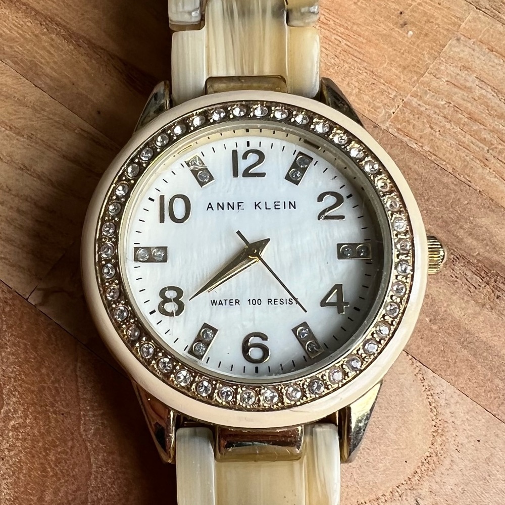 Anne Klein ladies cream and gold tone dress watch NEW BATTERY